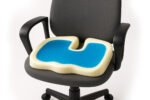 مقعد طبي متطور للناسور ميموري فوم أمريكي مزود بطبقة جل تبريد – راحة فورية من Max Comfort